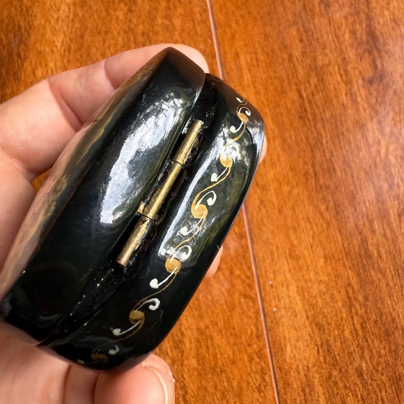 Small Hinged Russian Lacquer Hand Painted Trinket Box Mother Pearl Inlay Signed. - Picture 8 of 12